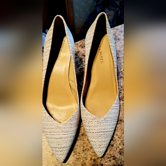 TALBOTS SKYLAR DEEP-V Sexy Dressy Embossed UPPER 2 1/2" Pumps Size 9 M - Picture 1 of 10
